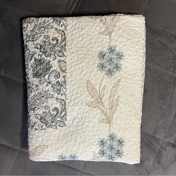 3 Piece King Size Floral Quilt Set with Scalloped Detail - Picture 3 of 6